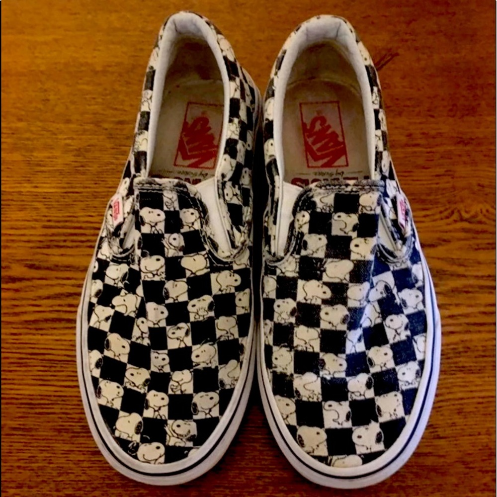 Size 6.5 Womans/ size 5 in men’s checkerboard snoopy vans